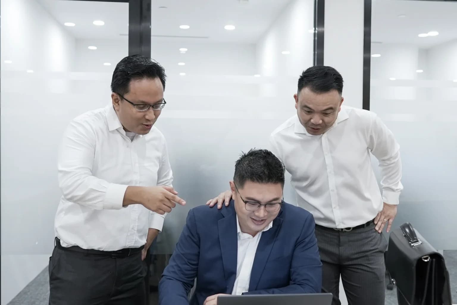 Family of advisors looking at computer screen